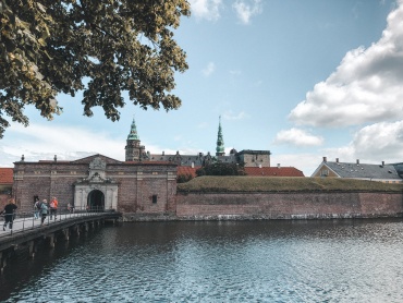 Kronborg Slot og voldgraven omkring